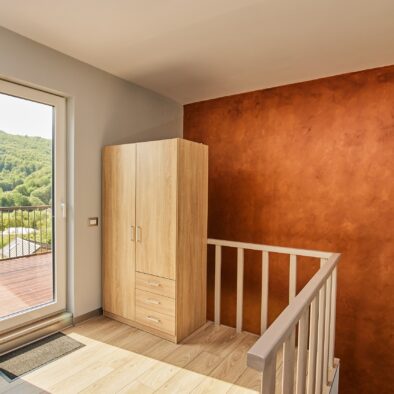 Zonă de relaxare la etaj cu dressing și design interior contemporan.