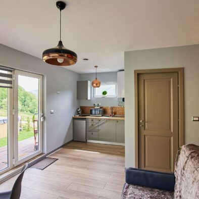 Chicinetă complet utilată și zonă de dining în tiny home-ul Copper's Kub.