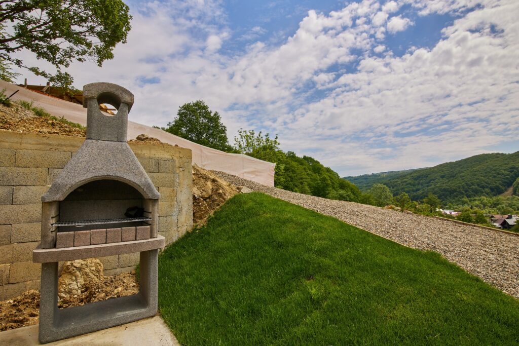 Zonă de grătar în aer liber cu vedere panoramică la Copper's Kub Slănic Moldova