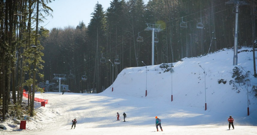 Pârtia de ski Nemira din Slănic Moldova în sezonul de iarnă